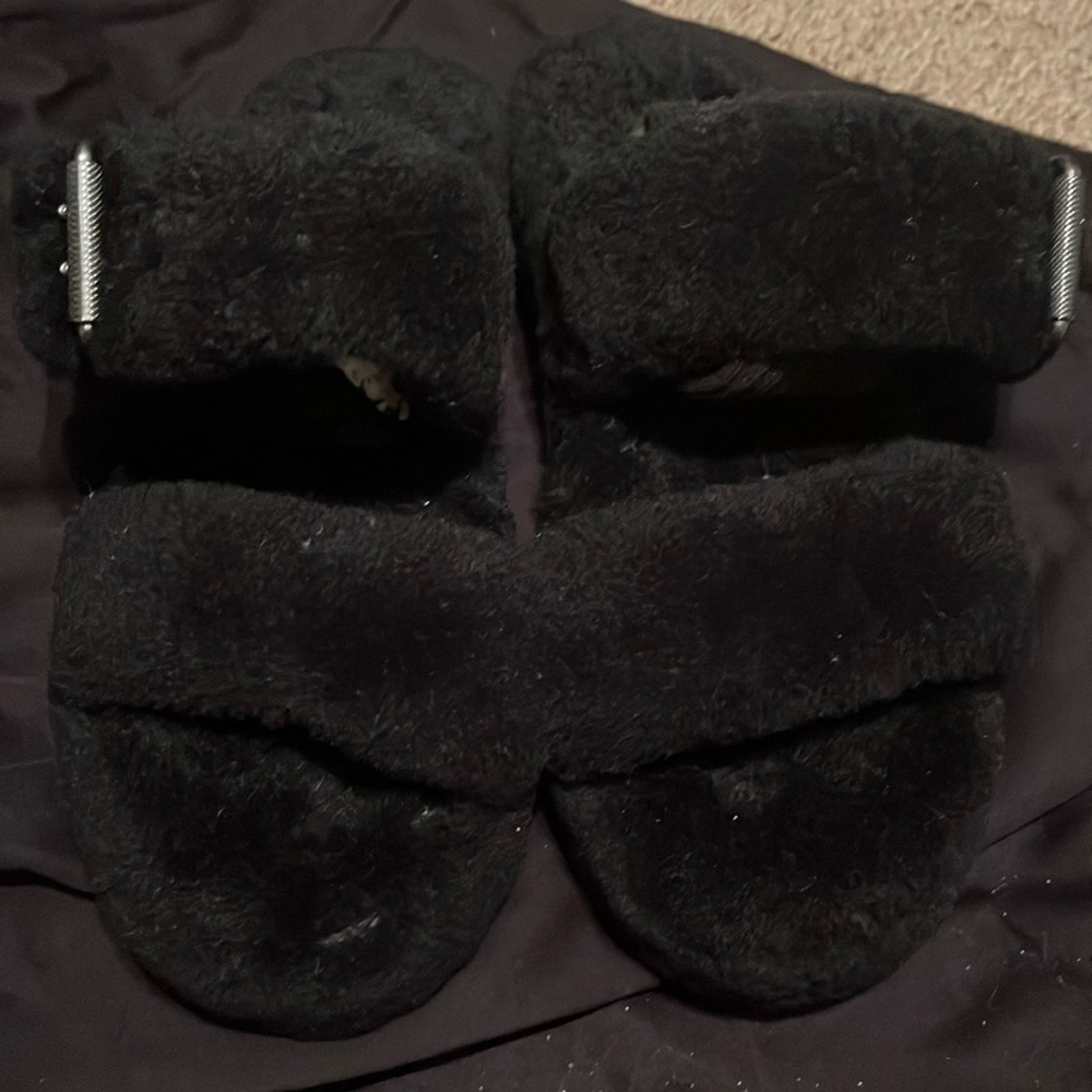 UGG Yeah slipper, size 8